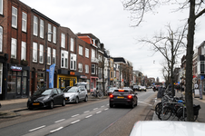 909668 Gezicht op de Amsterdamsestraatweg te Utrecht, met links de panden Amsterdamsestraatweg 86 -hoger